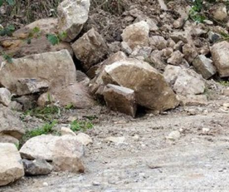 Drum național BLOCAT cu pietre