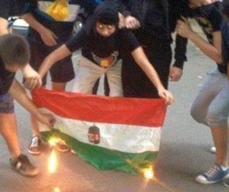 Gest extremist grav al unor adolescenţi români din ţinutul secuiesc. Au dat foc steagului Ungariei - FOTO