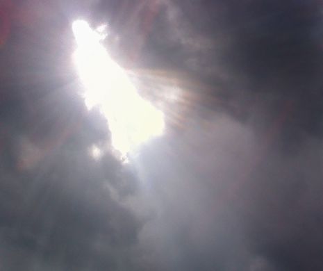Iisus s-a arătat pe cer. Imagini incredibile surprinse de o femeie FOTO