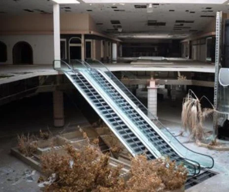 Imagini spectaculoase cu mall-uri abandonate| GALERIE FOTO
