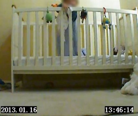 Imaginile şocante surprinse de doi părinţi: bona îl loveşte pe copilul lor până începe să tremure| FOTO