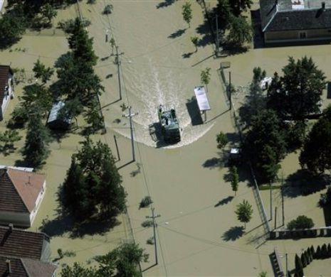 Inundații în Balcani. UE trimite 350 de soldaţi în Bosnia