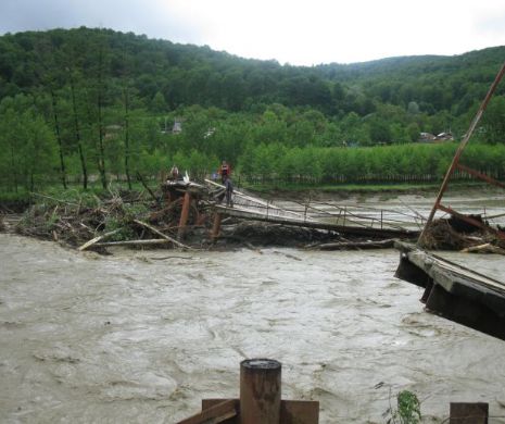 Inundaţii în Vâlcea: Peste 150 de familii sunt izolate