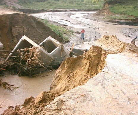 Inundaţiile fac prăpăd în ţară. Zeci de gospodării au fost afectate de viituri în Gorj şi Argeş. Debitul apei creşte cu fiecare oră. Localităţi din România, sub ape