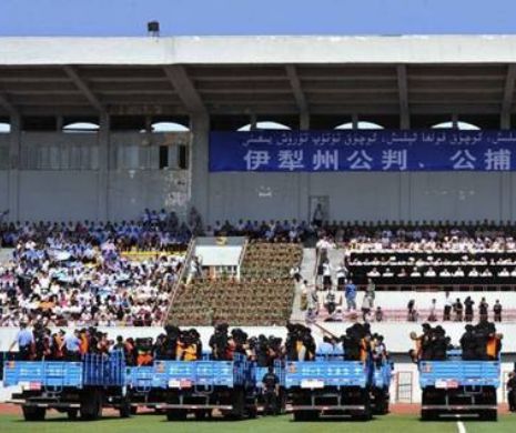 JUDECAȚI pe STADION: 55 de chinezi, acuzați de "terorism" în fața a 7.000 de spectatori. Trei inculpați au fost condamnați la MOARTE
