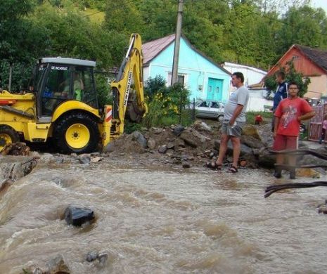 Mehedinţi: Localităţi fără energie electrică din cauza unei alunecări de teren