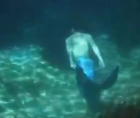 Nu credeai că există în viaţa reală. Priviţi, el este bărbatul SIRENĂ. Înoată în apă ca un peşte şi are o coadă imensă VIDEO