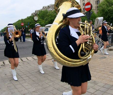 Paradă spectaculoasă cu muzică de fanfară în București