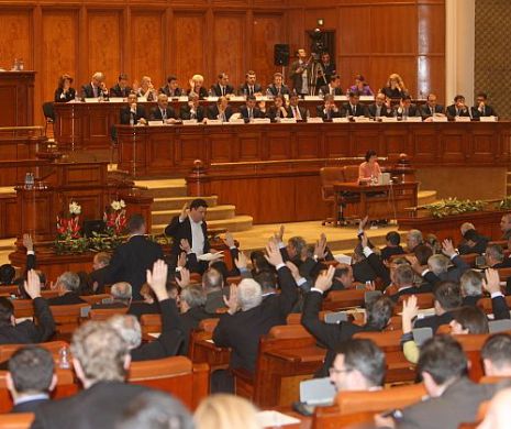 Parlamentul a fost convocat joi la ora 12.00, pentru citirea moţiunii de cenzură "Opriţi Guvernul Ponta 3 - Guvernul corupţiei, demagogiei şi minciunii"