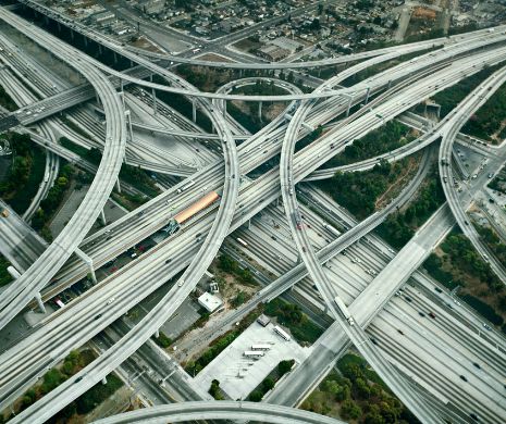 Pentru șoferi experimentați. Cel mai complicat nod de autostrăzi din lume | GALERIE FOTO