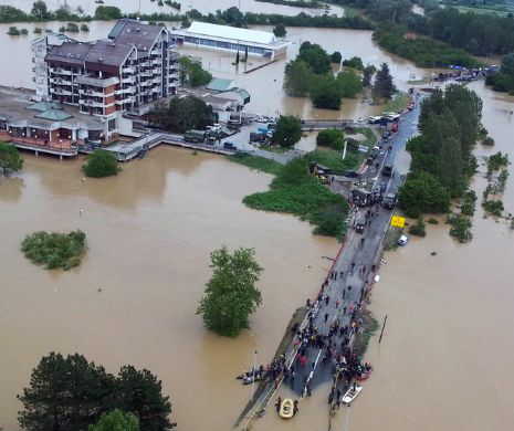 PERICOL IMINENT. Dunărea SE UMLFĂ până pe 30 mai. CODUL PORTOCALIU, extins până la Brăila. Specialiști:la cote maxime, digurile rezistă doar TREI ZILE