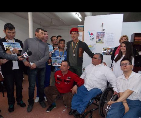 Persoanele cu handicap, masă electorală pentru Radu Mazăre. Le scuteşte de taxa pe gunoi şi, cu sprijinul guvernului, le oferă locuri de muncă