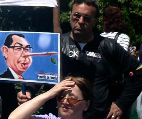 PROTESTE ŞI LEŞIN în faţa Guvernului. Revoluţionarii l-au făcut mincinos pe Victor Ponta