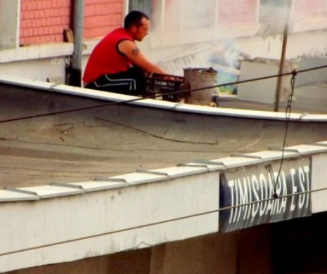 ROMÂNUL E INVENTIV. A făcut grătar pe acoperişul gării!