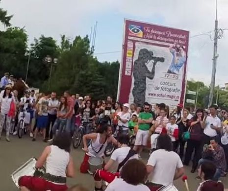 SCANDAL în Herăstrău. Polițiștii călare HUIDUIȚI de mulțime după ce au oprit un spectacol de samba | VIDEO