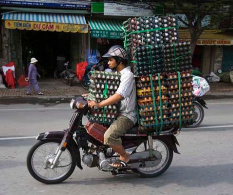 Scuterul e cel mai bun ”camion”. Imagini incredibile din Vietnam | GALERIE FOTO