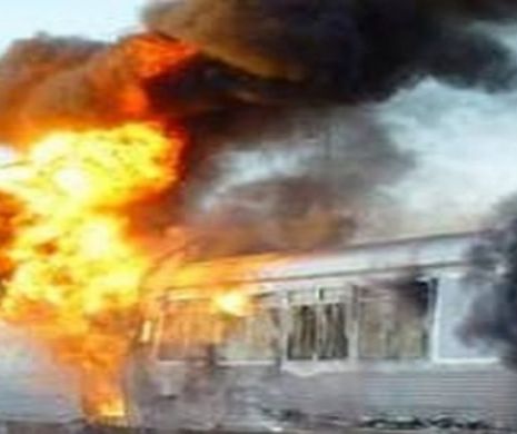 Trenul de călători Reșița-Timișoara, cuprins de flăcări din cauza garniturilor uzate (Video)