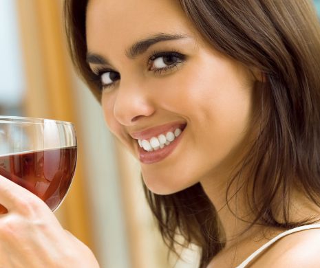 Uită tot ce știai, vinul roșu te poate ajuta să ai un zâmbet strălucitor