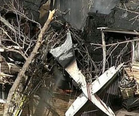 Un avion s-a prăbuşit peste o casă în SUA
