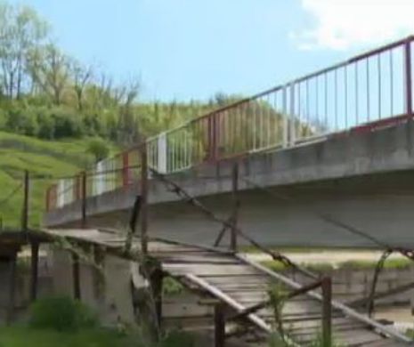 Un pod de un milion de euro a fost abandonat, iar oamenii riscă să fie amendaţi pentru că se descurcă  | VIDEO