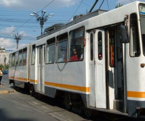 Un tramvai al liniei 41 s-a rupt în două după ce a deraiat