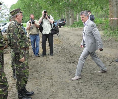 Valcea: Ministrul Dusa, pe santier, în pantofi de slaon