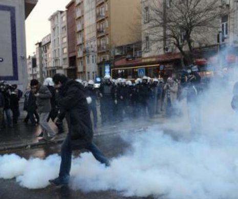 VIOLENŢE în TURCIA. Sute de manifestanți cer demisia guvernului. Polițiștii folosesc gaze lacrimogene împotriva protestatarilor