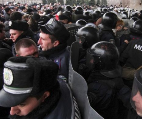 VIOLENȚE în Ucraina: Activiștii proruşi au lansat un asalt asupra Parchetului din Doneţk