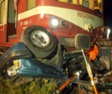 ACCIDENT GRAV. O locomotivă a lovit în plin o maşină: doi morţi şi trafic blocat între Craiova şi Slatina