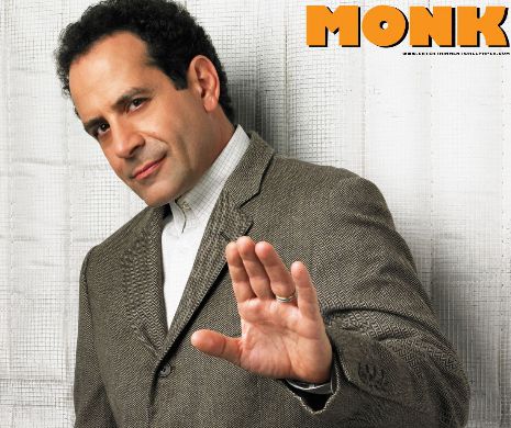 Actorul Tony Shalhoub se transformă în Monk: „Uneori gândesc ca el”