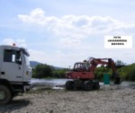 Albia râului Șieu a fost excavată ILEGAL de către doi bistrițeni! Jandarmii i-au pus să refacă stricăciunea- FOTO
