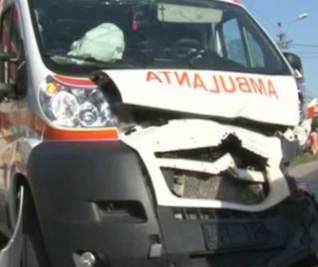 AMBULANȚĂ lovită frontal de un TIR în Bistriţa-Năsăud: Doi copii și șoferul sunt grav răniți