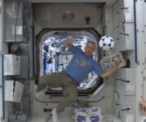 Astronauţii de pe ISS, schimb de pase cu mingea de fotbal în imponderabilitate | VIDEO