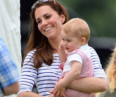 Bebeluşul regal, a luat-o la pas în public. Prinţul George şi-a pus mama pe brânci la un un meci de polo caritabil | GALERIE FOTO