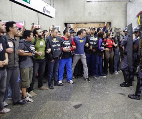 BRAZILIA. Poliţia dispersează cu gaze lacrimogene manifestanţii din Sao Paolo, cu trei zile înainte de CUPA MONDIALĂ