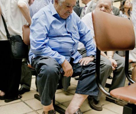 Cel mai sărac președinte din lume, Jose Mujica, a fost surprins așteptând la coadă la un spital public