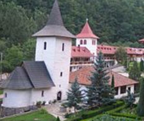 Cel mai vechi lăcaş de cult ortodox din Transilvania îşi serbează hramul. Vezi în ce condiţii poţi înnopta în acest loc de legendă cu o istorie de peste şase veacuri