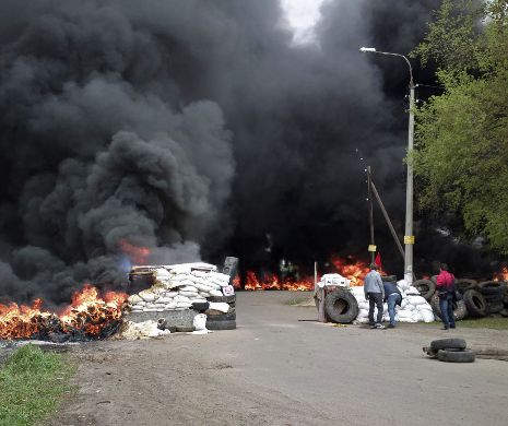 CRIZA DIN UCRAINA: armata a început asediul asupra orașului Sloviansk. Coloane de blindate au încercuit fieful separatiștilor pro-ruși care răspund cu tiruri de rachetă