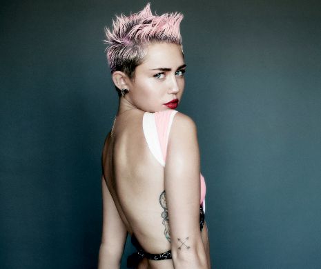 Cu cine s-a fotografiat goală în baie Miley Cyrus | FOTO
