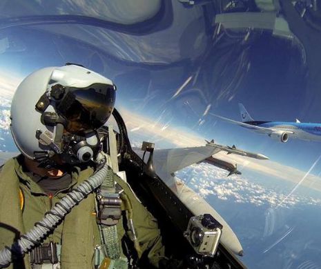 Cum arată SELFIE-urile la mii de metri ALTITUDINE. Un pilot F16 s-a fotografiat lângă un Boeing Dreamliner
