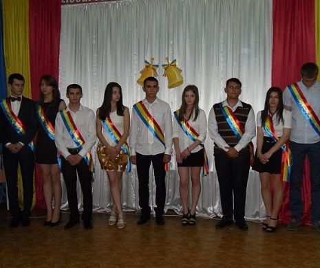 EVZ CHIȘINĂU. Curajul elevii din Transnistria, demn de Premiul Nobel. Au cântat imnul și au purtat tricolorul cu miliția în spate