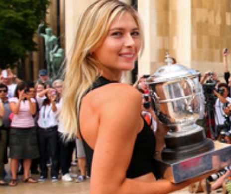 Imagini de senzaţie cu Maria Şarapova prezentând trofeul Roland Garros la Turnul Eiffel. Rusoaica a îmbrăcat o rochie misculă şi foarte sexy | GALERIE FOTO
