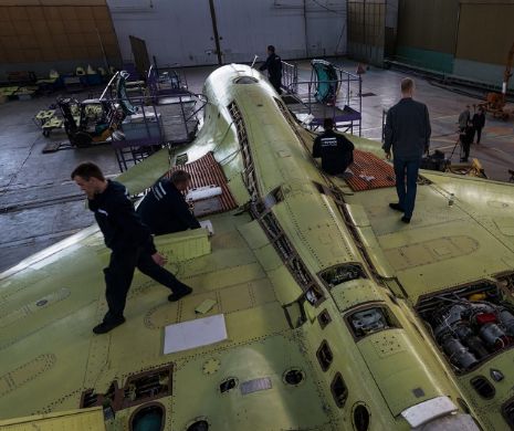 Imagini din interiorul uneia dintre cele mai PĂZITE FABRICI din Rusia: Cum se construieşte avionul de luptă SUHOI FOTO