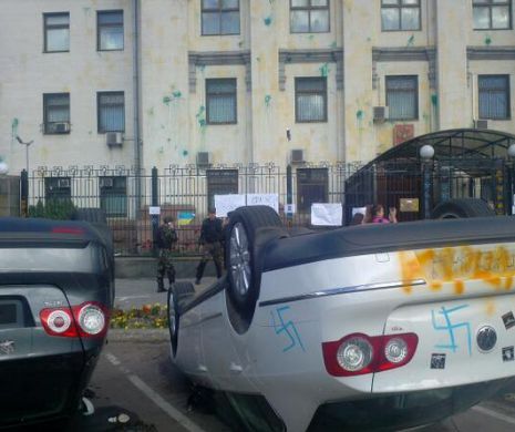 IPOTEZĂ ŞOC: Violenţele de la ambasada rusă din Kiev, opera serviciilor secrete de la Moscova
