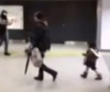 Mamă monstruoasă: În public, îşi loveşte fetiţa cu piciorul în cap | Video şocant