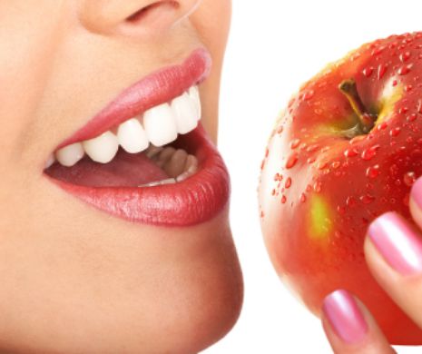 Mărul, alimentul MINUNE care anulează mirosul de USTUROI. Ce alte combinații mai sunt recomandate