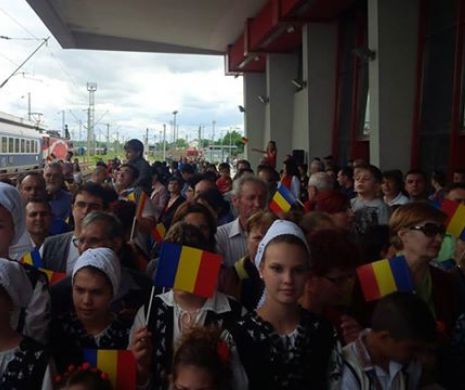 Mii de oameni au asteptat trenul regal în gara Craiova | FOTO
