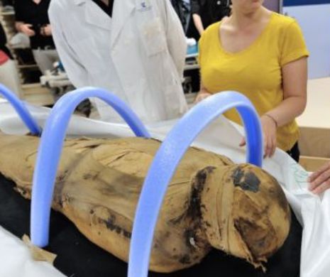 Mumie de 2400 de ani, descoperită în oraşul egiptean Thebes. Rămăşiţele au fost scanate la tomograf FOTO