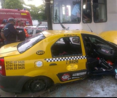 NEWS ALERT. Un TAXI a fost lovit de un TRAMVAI, în zona Răzoare din Capitală: Şoferul, două femei şi doi copii au fost RĂNIŢI.