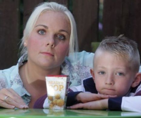 O femeie şi fiul ei au avut şocul vieţii lor. Ce a găsit copilul în mâncarea de la KFC FOTO